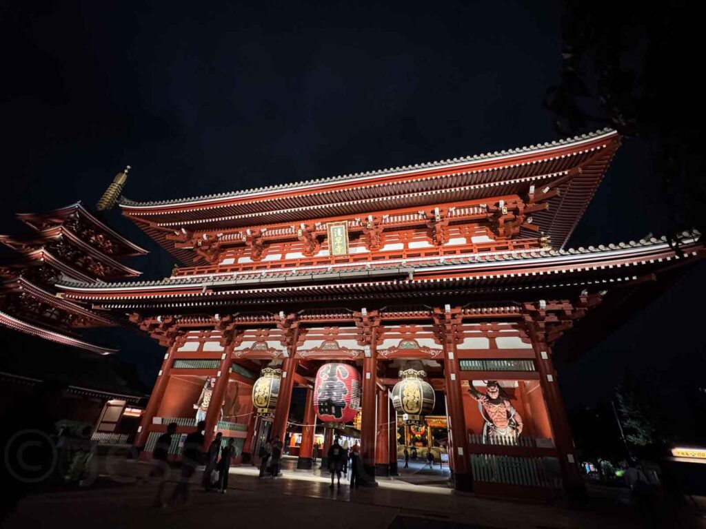 Senso-ji Temple’s iconic red gate and pagoda illuminated against the night sky in Asakusa, uncrowded. A cultural landmark that’s one of the best family friendly Tokyo sights, even for evening visits.